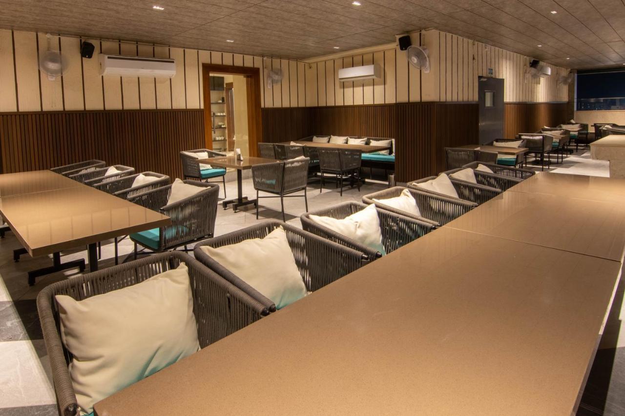 Hotel Bay Laurel Retreat 파리다바드 외부 사진