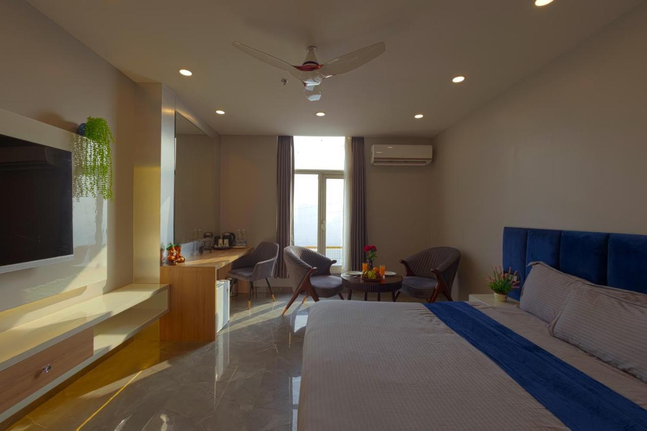 Hotel Bay Laurel Retreat 파리다바드 외부 사진